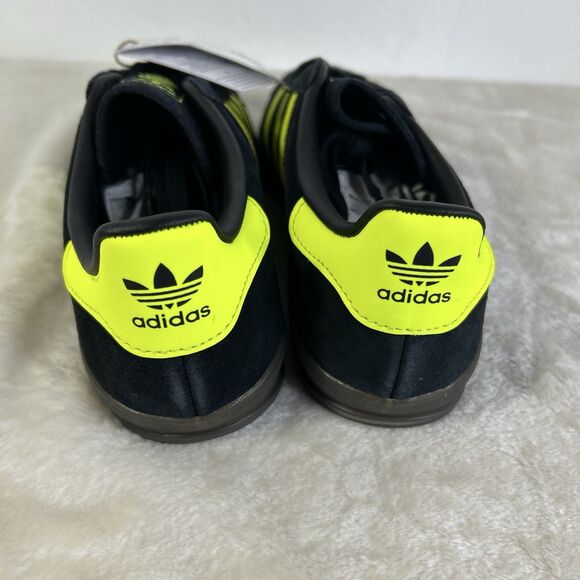 Athletic_Shoes